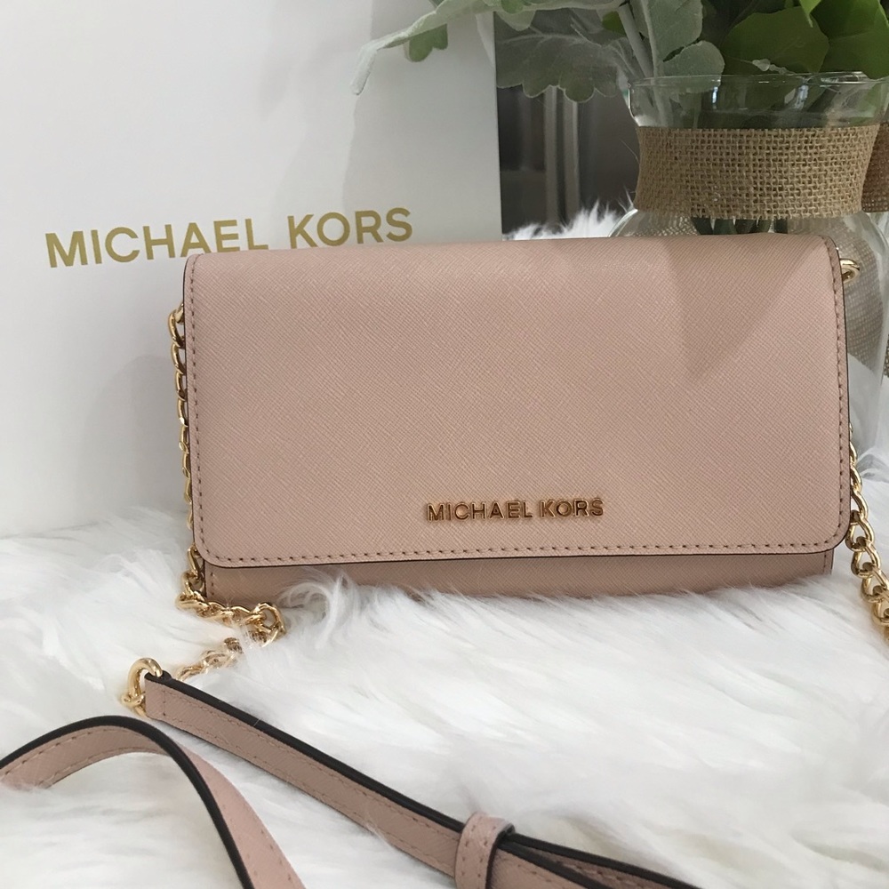 Michael Kors Large Phone Crossbody 🥰 - Picture 3 of 10